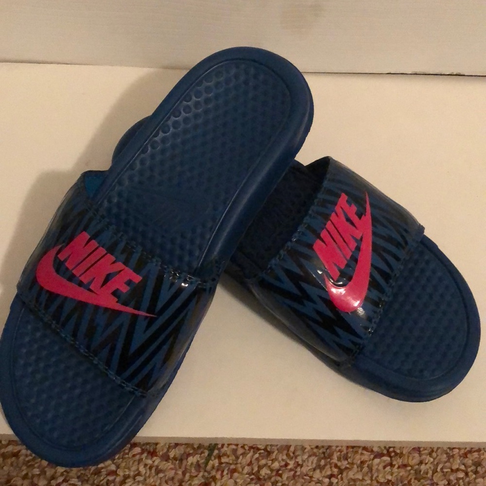 Nike slides women’s size 6